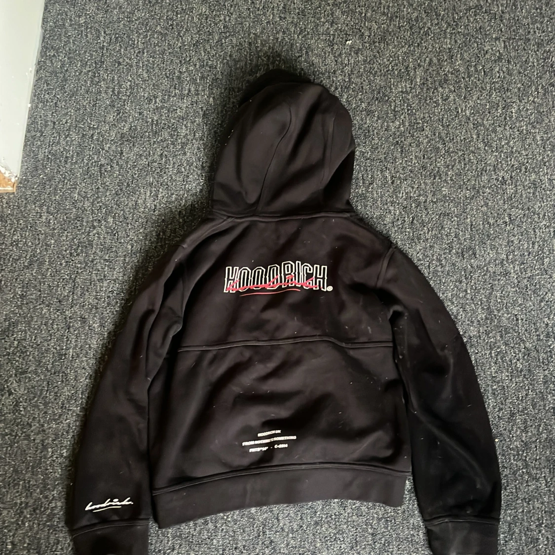 Svart hoodie från Hoodrich - 2