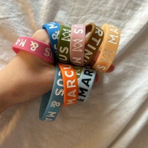 Marcus&Martinus armband - Säljer ett set med marcus och Martinus armband i olika färger som rosa, blå, grön, orange och gul. Armbanden har texten 'MARCUS & MARTINUS'. Jag köpte allihopa på M&M store så ingen är secondhand sen innan! Alla är i bra skick o ingen är sönder. Pris diskuteras sätter priset för alla gör 500kr men kom privat för och diskutera pris! ✨🌸 