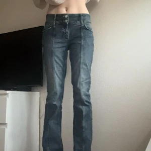 Blå jeans med bootcut - Snygga blå jeans med bootcut.  De är midwaist. De är väldigt bekväma då de är stretchiga. Passar mig inte längre då jag gått ner några storlekar, men älskar de fortfarande. Tyvärr så säljs just dessa inte längre. Men rekommenderar. Har lite slitage längst ner, men inget som märks. Tryck INTE på köp nu!!!
