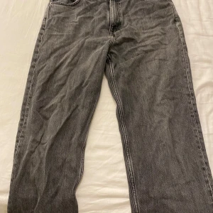 Svarta Weekday jeans - Säljer ett par svarta jeans från Weekday i modellen Galaxy. De har en straight fit. Perfekta för en avslappnad stil. Pris 300kr kan diskuteras vid snabb affär, säljer också ett par likadana blå, är öppen för att diskutera paket pris för den som är sugen! 👍🏼