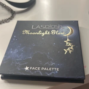 Moonlight Glow Face Palette från LA Splash - Snygg face palette från LA Splash med fyra nyanser: Celestial Peach, Stellar Pink, Twilight Contour och Cloud 9 Setting Powder. Perfekt för att skapa en strålande look med både rouge och contour. Kompakt design med spegel för enkel applicering.