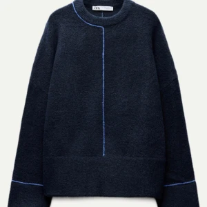 Stickad tröja från Zara - Säljer denna superfina stickade tröjan från Zara då jag beställde fel storlek. Den är supermysig och är verkligen superskön. Storlek Xs, nypris 400  kr. Helt ny med lappen kvar. //Tilda🩷