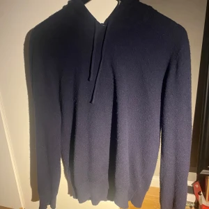 Mörkblå kashmire hoodie - Säljer en kashmire Hoodie i färgen mörkblå 