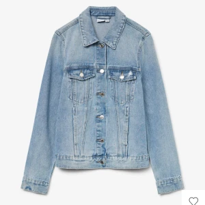 Ljusblå jeansjacka - Säljer en klassisk ljusblå jeansjacka med knappar framtill och två bröstfickor. Jackan har en normal passform och långa ärmar. Perfekt för vår och sommar! Bara använd några gånger så den är som ny! Köpt på Vero Moda för 500kr säljer för 400kr kan gå ner i pris !!!❣️ Storlek M❤️‍🔥