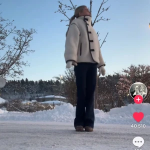 Vit teddyjacka med svarta detaljer - Säljer en mysig vit teddyjacka med svarta knappar och detaljer. Köpte den några veckor sedan men använder inte den så mycket. Inga defekter. Storlek xs men tycker sjölv den är stor i storleken. 