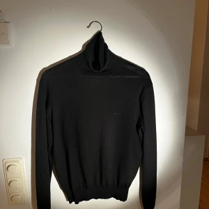 Polotröja sand - Säljer nu denna riktigt feta polotröjan från sand👍🏼, 100% extra fine merino wool, har en riktigt snygg fit. Skriv för mer info😉 pris är inte hugget i sten 🪨 