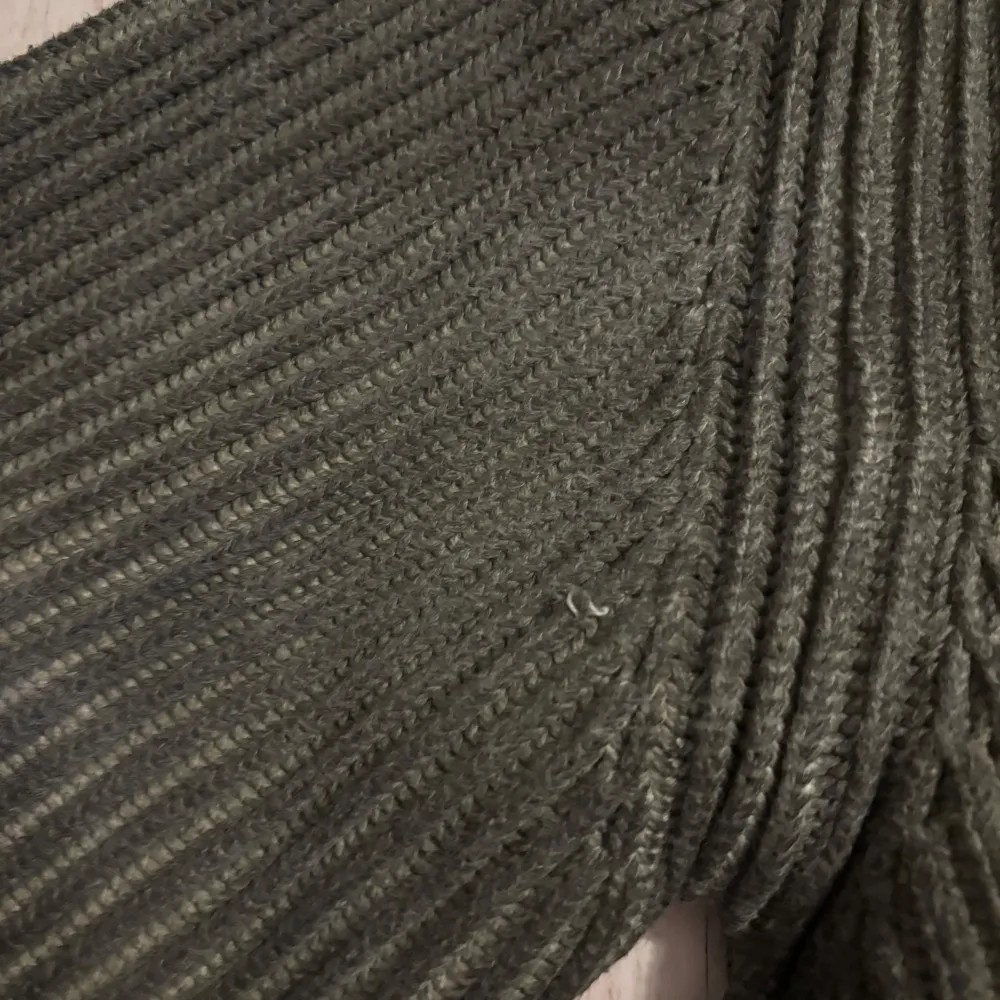 Croppad knit från k-two. Lite wear and tear som syns. Neuletakit & Villapaidat.