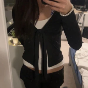 Svart knyt tröja - Svart knyt tröja som är väldigt lik den från Gina tricot och design by si, men denna är från shein☺️Den är endast använd vid 2 tillfällen så den är i nytt skick💘💘