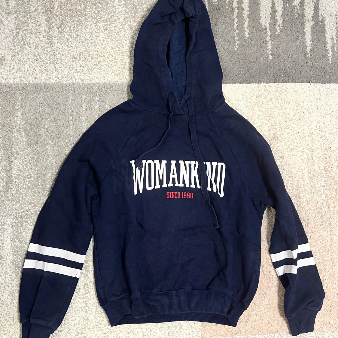 Mörkblå hoodie med text