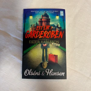 Ett lik i garderoben POCKET NYSKICK - En deckare med Ester Karlsson av Olséni & Hansen. Boken handlar om Ester Karlsson, 78 år och änka, som dras in i ett mystiskt mordfall. En fristående fortsättning på Ester Karlsson med K, med humor och spänning.