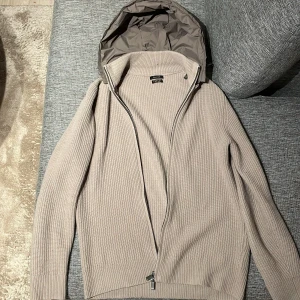 Massimo dutti cardigan - Riktigt snygg stickad cardigan från Massimo dutti i storlek M , skick 9/10. Om ni har frågor så är det bara att skriva! Pris: 1499kr