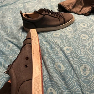 Loubs 47  - Christian Louboutin skor strl 46/ 47 läder, väll använda men fint skick 