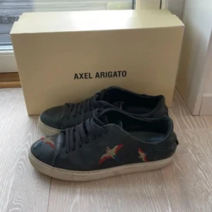 Axel arigatos - Snygga axel arigatos i fint skick. Box finns