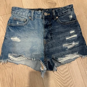 Coola jeansshorts - Snygga tvåfärgade jeansshorts med sliten look. Köpta på new yorker och sedan klippts lite kortare. Säljer då dom har blivit för små.