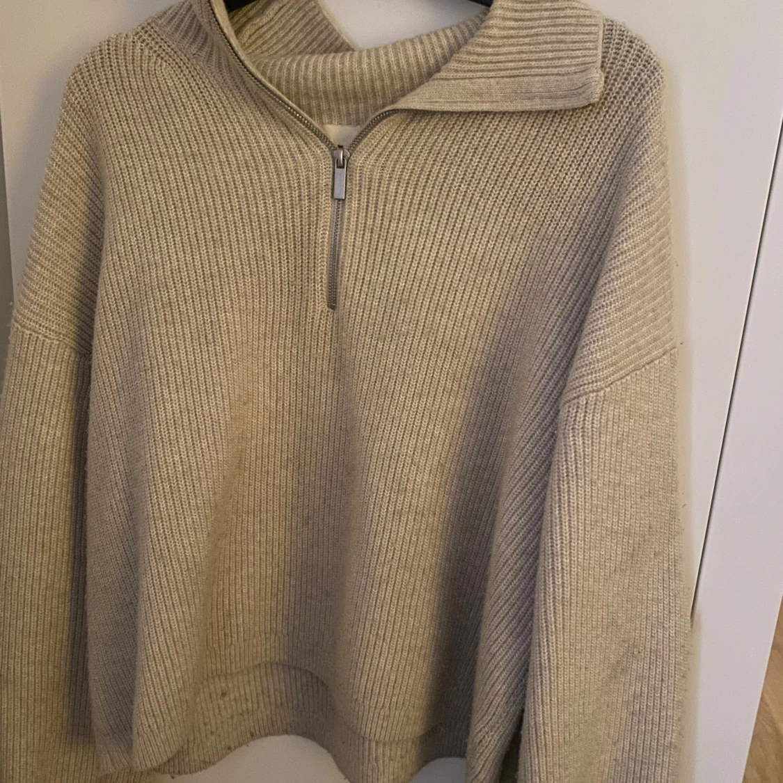 Beige stickad tröja med dragkedja