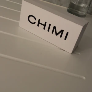CHIMI solglasögon - Säljer mina fina Chimis i 04 Grön då jag har ett likadant par, har haft de sen i somras och inte särskilt använda lite små repor på själva glaset men inget man ser. Köpte de för 1350 i Mall Of Scandinavia och säljer för 850!