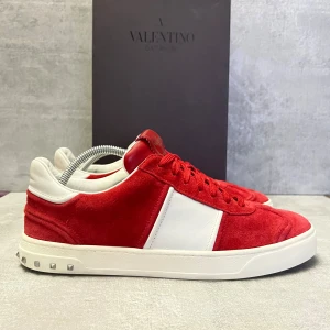 Valentino flycrew - Valenyino flycrew sjukt sällsynta | skick 10/10 använda 1-2 gånger | box och kvitto ingår | storlek 44, passar större | nypris 6500 kr och tillverkas inte längre | skriv vid frågor🙏🏻