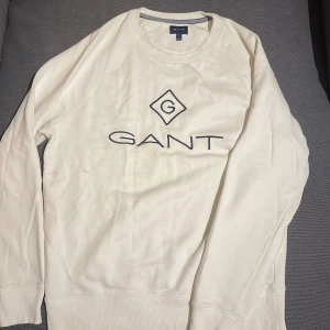 Gant tjocktröja  - Vit gant tröja. Haft den ett tag men vill inte ha den längre. Finns lite smuts på den då den legat i min garderob under en längre tid. Storlek L. Jag kommer inte tvätta den för vill bli av med den därav priset. 