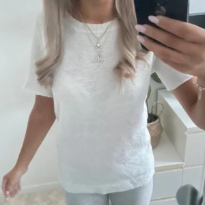 Vit kortärmad topp - Vit stickad kortärmad topp i strlk s, mycket bra skick💕