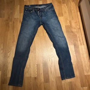 Jack&jones jeans - Blåa jack&jones jeans i modellen SLIM/GLENN i storlek W31/L32 knappt använda 