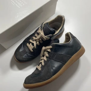 Margiela Gats - Maison Margiela Gats från 2012, vintage Gats från FW12 som är i gott skick, storlek 40 men passar någorlunda större, box tillkommer med skorna samt dustbag, en söm vid högra häl har släppt men det är bara att pilla tillbaka, lite lätte heel drag men annars bra skick på sulorna, kom privat för fler bilder eller frågor!