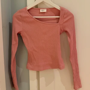 Gina Tricot Topp - Säljer denna topp från Gina Tricot, endast använd någon enstaka gång alltså i nyskick.