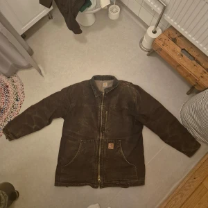 Vintage carhartt arctic jacka - Vintage carhartt arctic jacka köpt på ebay för ett år sen. Säljs för att den inte kommer till användning längre. Dm gärna gällande förhandling om pris. XL