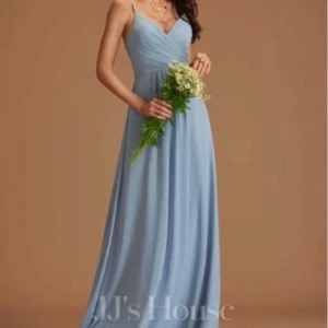 Ljusblå långklänning från JJ's House - Superfin blå klänning som passar perfekt till bal eller liknande, i bra skick då den endast använts en gång! Köpt från JJ’s House och finns ej kvar på hemsidan. Nypris: 1061 kr (Det är klänningen som är i mitten på alla bilder)