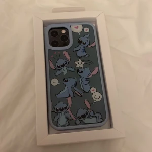 Stitch mobilskal - Säljer ett supergulligt stich mobilskal!❤️ Formen passar en IPhone 12 men tror också 13!☺️