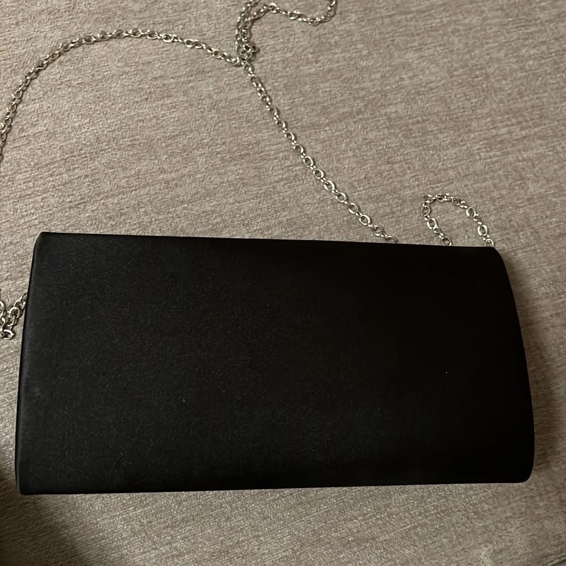 Svart kuvertväska med kedja - 1