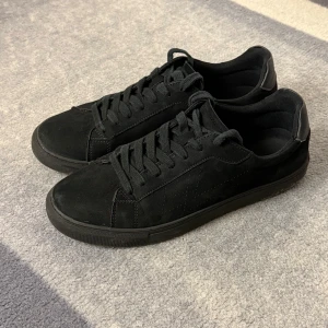 Svarta grisch sneakers i mocka - Snygga svarta sneakers i mocka med snörning. Perfekta för en stilren look. De har en klassisk design med låg profil och rund tå.