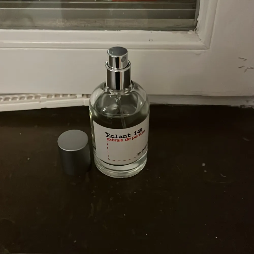 Säljer en flaska Éclat 149 Extrait de Parfum. Flaskan är genomskinlig med en enkel vit etikett och har en stilren silverfärgad kork. Perfekt för den som söker en elegant och tidlös doft. 48-50 ml kvar nästan oanvänd. Perfume.
