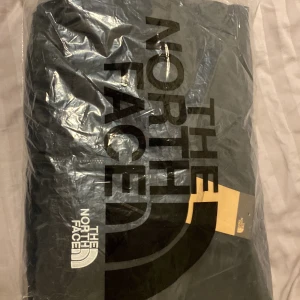 North Face Black Rain/700 Puffer - Säljer nu min north face väst, storlek är M och är lite för stor för mig, perfekt för de kommande vår/sommar, skriv om fler funderingar, knappast använd 