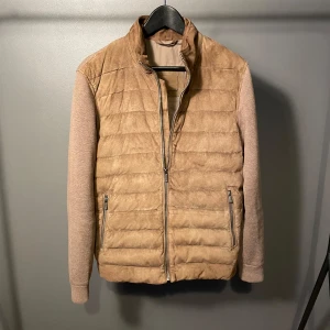 Massimo dutti mocka cardigan - Riktigt snygg Massimo dutti cardigan med mocka. Extremt bra kvalité och skick utan defekter. Passar S. Hör dig vid minsta fundering. (36)