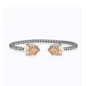 Caroline Svedbom armband  - Säljer nu mitt så himla fina armband från Caroline Svedbom då det inte kommer till användning💗I superfint skick och perfekt för att ge en glittrig touch till din oufit!🥰Nypris 795kr