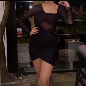 Svart kort klänning - Svart kort klänning, jag kommer tyvärr inte ihåg Vsrt den är ifrån. Den är använd EN gång . Storlek S. Pris kan diskuteras!!