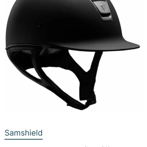 Shadowmatt Ridhjälm Svart Samsheild - Snygg och stilren svart hjälm från Samshield med en elegant silverdetalj framtill. Perfekt för dig som rider. Köpte för ca 3500kr Nån liten repa men annars gott som ny.
