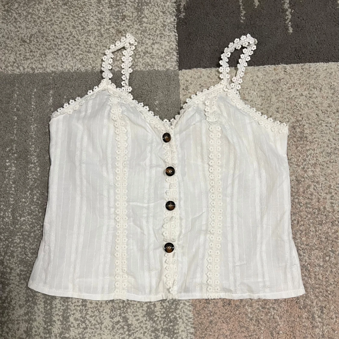 Vit blus med spetsdetaljer