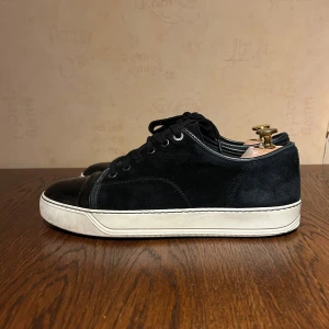 Lanvin skor - Hej! Säljer mina Lanvin skor i storlek UK 6 som passar 41-42 dem e i fint skick och har mycket kvar att ge.