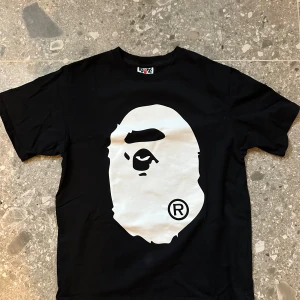 Bape T-shirt - Riktigt fin knappt använd Bape tröja köpt från kompis. Passar S. Ej äkta
