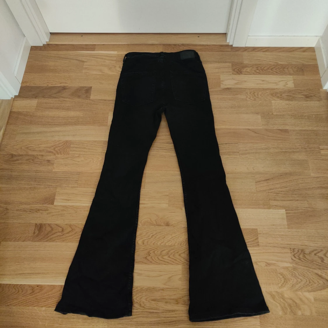 Svarta bootcut jeans  - 1