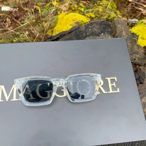 Transparenta glasögon  - Snygga transparenta glasögon med en fyrkantig form. Ramen är helt genomskinlig vilket ger en modern och stilren look. Perfekta för att ge din outfit en extra touch av elegans.