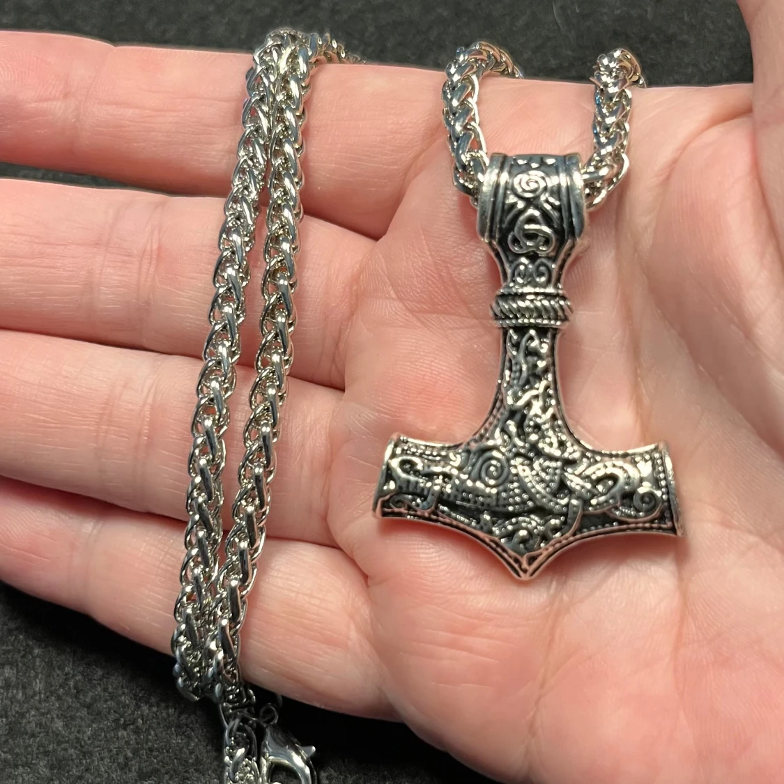 Silverfärgat halsband med Torshammare