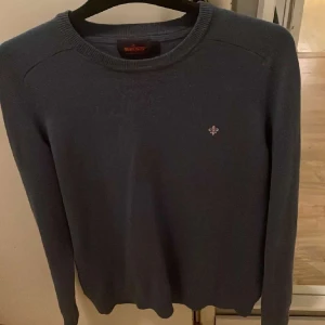 100% merinoull Morris  -  blå tröja från Morris i 100% merinoull. |Storlek:L passar s|Skick:9/10|Tillbehör:endast tröjan|Nypris:1599kr|Hör av er för ev frågor och bilder✔️. Priset kan diskuteras vid snabb affär!📋 Inga byten!