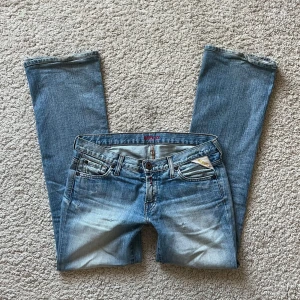 Lågmidjade jeans  - Superfina ljusblå jeans från replay!!🙏🏼midjemått rakt över: 38 cm. Innerbenslängd: 75 cm. Benbredd: 22 cm