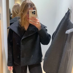 Svart kappa med stora knappar - Snygg svart kappa med stora knappar och bred krage från inwear. För sent att lämna tillbaka, nypris 2600kr, priset kan diskuteras💕prislapp kvar 