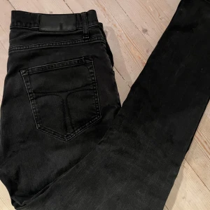 Tiger of Sweden Jeans  - Snygga svarta tiger of sweden jeans i modellen Pistolero. Sitter skitbra och har hållts i väldigt bra skick. Funkar året om och till alla outfits! Tveka inte på att höra av dig vid frågor.