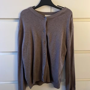 Brun kofta från Hm❣️ - Säljer en brun kofta med knappar framtill i storlek M. Super fin med kommer inte till användning❣️