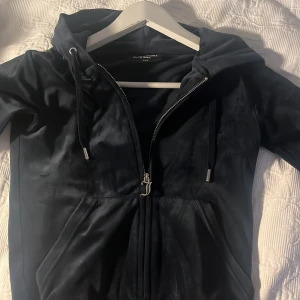 Mörk blå tröja från Juicy Couture - Säljer min juicy couture hoodie eftersom den inte passar längre står storlek xxs men passar också xs. J:et har är lite ”rostigt” så att säga men det är inte man märker av. ☺️💗