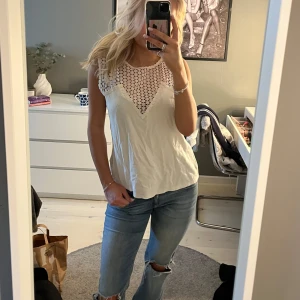 Vit söt topp - Säljer en söt vit topp! Storlek L men sitter som s💞